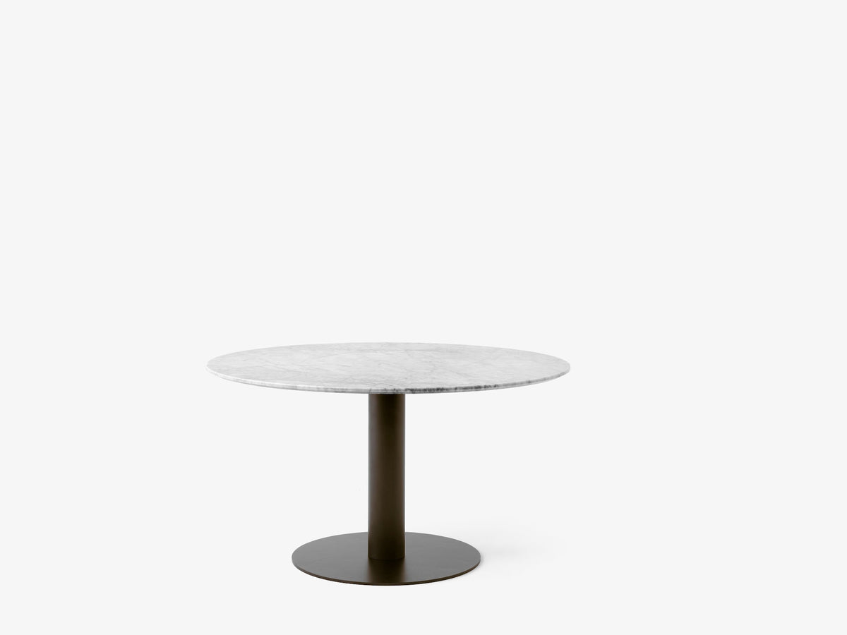 Table à manger carrée In Between SK20 de Sami Kallio - &amp;Tradition-Pied central bronze-Marbre-The Woods Gallery