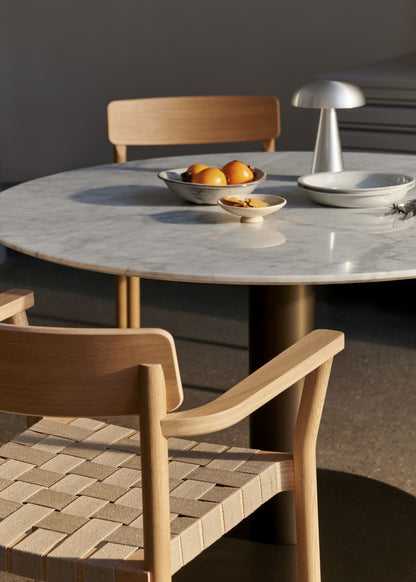 Table à manger carrée In Between SK20 de Sami Kallio - &amp;Tradition-Pied central noir mat-Linoléum Forbo-The Woods Gallery