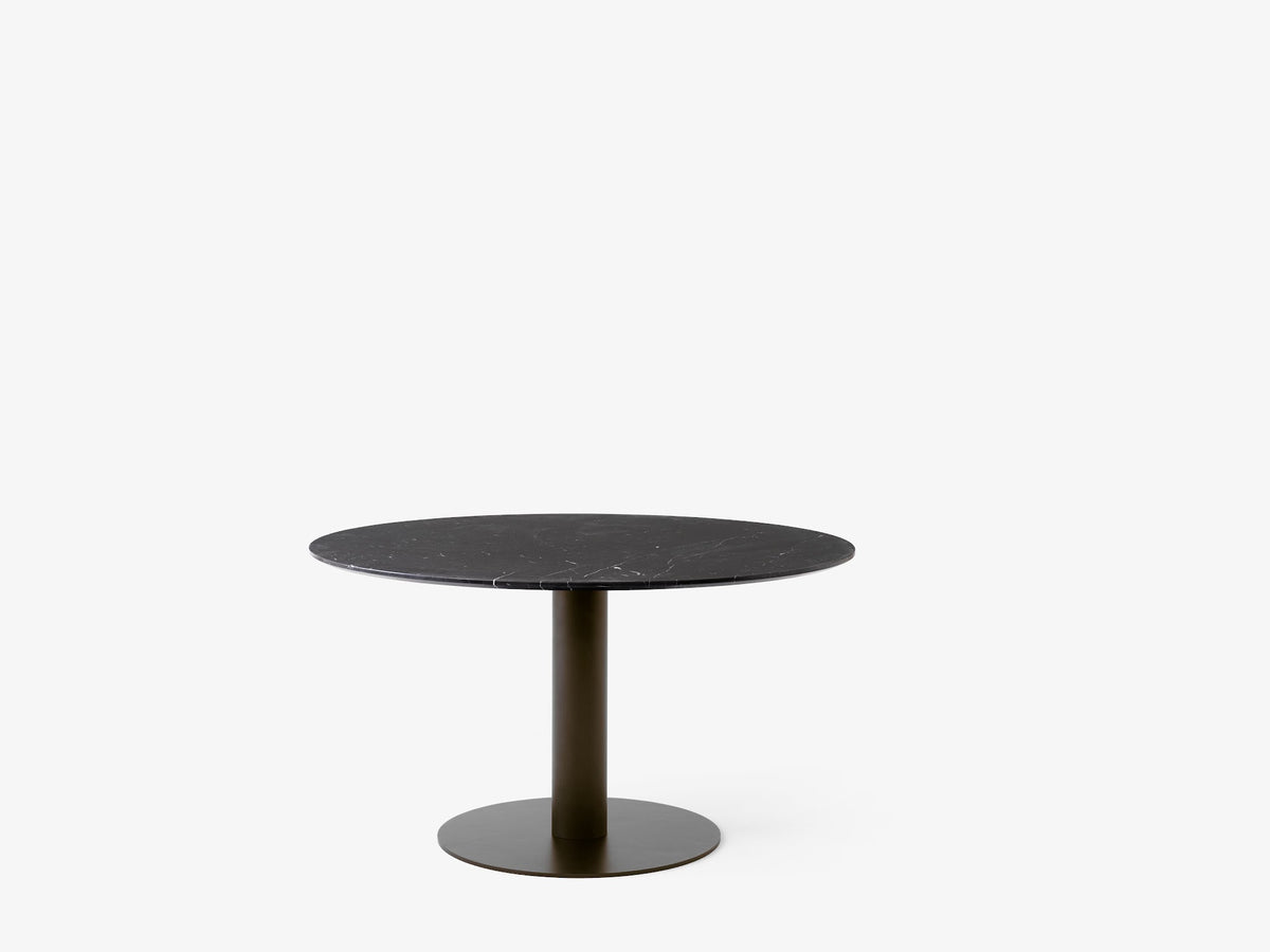 Table à manger carrée In Between SK20 de Sami Kallio - &amp;Tradition-Pied central noir mat-Linoléum Forbo-The Woods Gallery