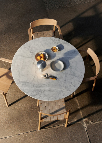 Table à manger carrée In Between SK20 de Sami Kallio - &amp;Tradition-Pied central noir mat-Linoléum Forbo-The Woods Gallery