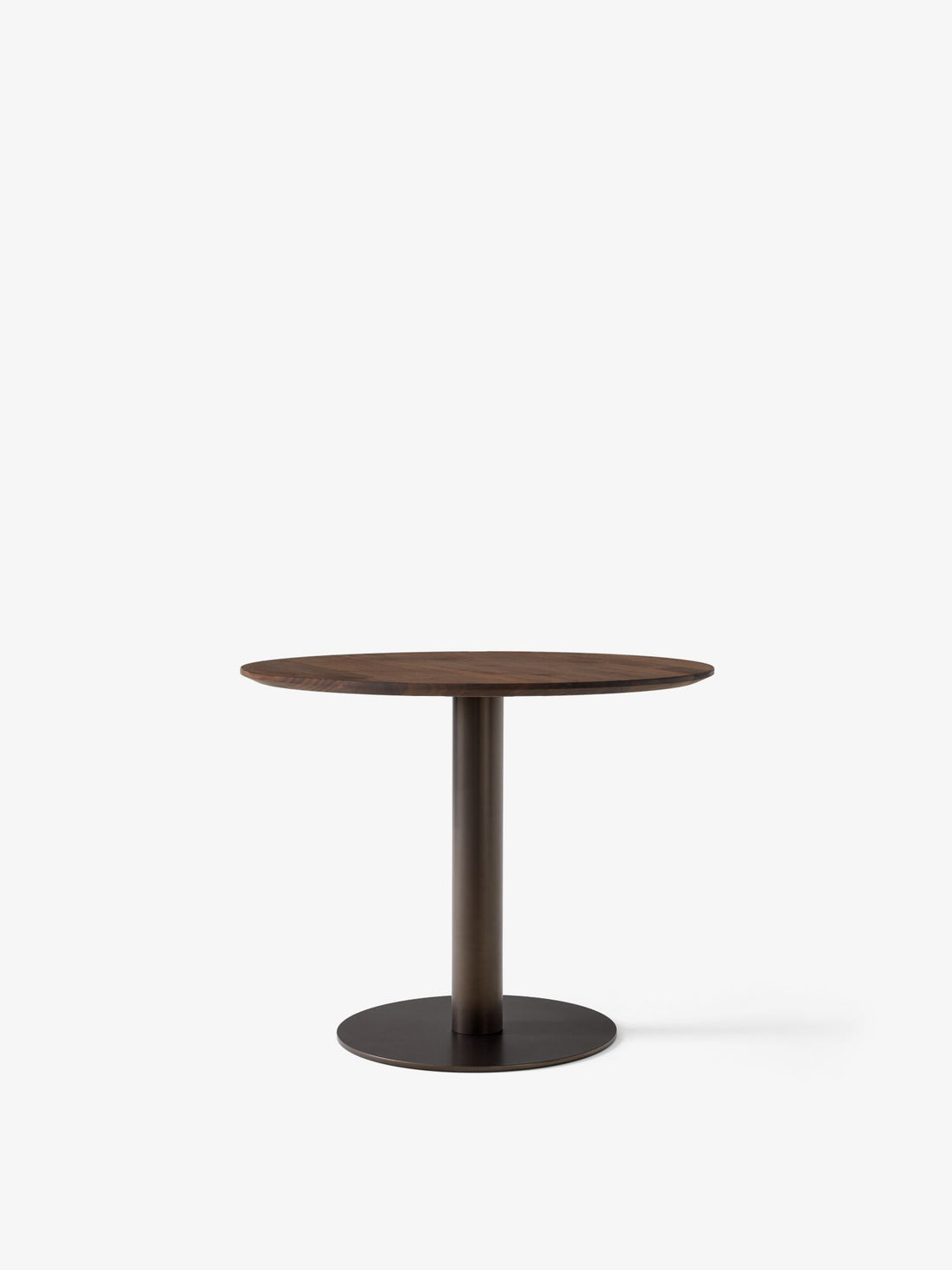 Table à manger ronde In Between SK11 de Sami Kallio - &amp;Tradition-Pied central bronze-Bois massif noyer huilé-The Woods Gallery