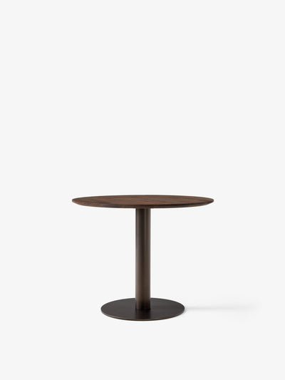 Table à manger ronde In Between SK11 de Sami Kallio - &Tradition-Pied central bronze-Bois massif noyer huilé-The Woods Gallery
