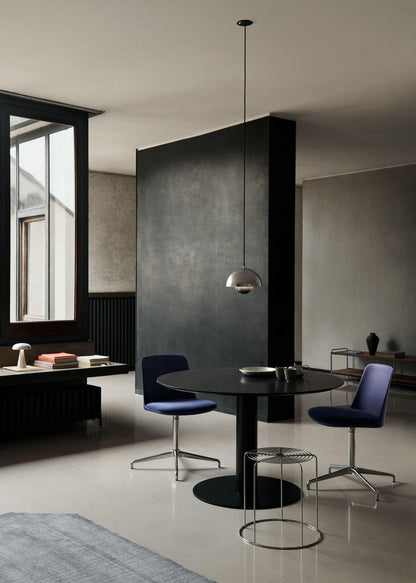 Table à manger ronde In Between SK11 de Sami Kallio - &amp;Tradition-Pied central noir mat-Linoléum Forbo-The Woods Gallery