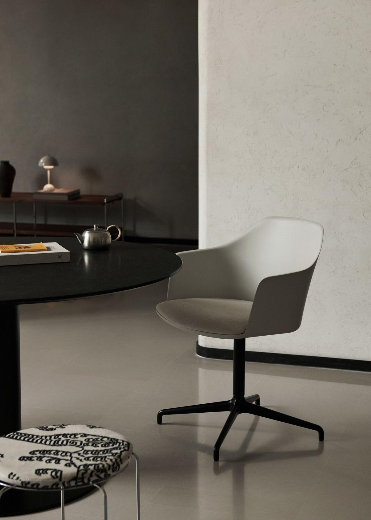 Table à manger ronde In Between SK11 de Sami Kallio - &amp;Tradition-Pied central noir mat-Linoléum Forbo-The Woods Gallery