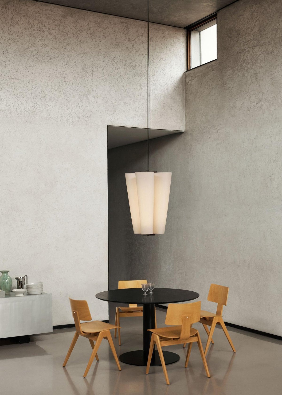 Table à manger ronde In Between SK11 de Sami Kallio - &amp;Tradition-Pied central noir mat-Linoléum Forbo-The Woods Gallery