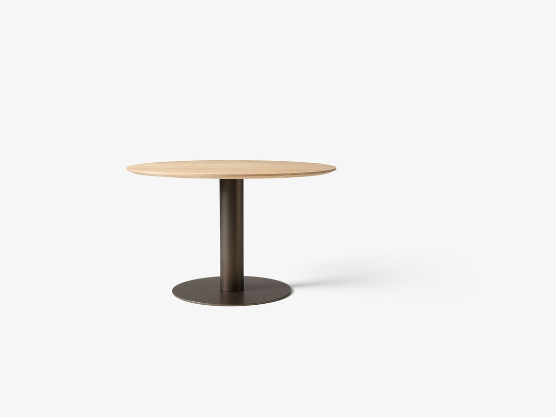 Table à manger ronde In Between SK12 de Sami Kallio - &amp;Tradition-Pied central bronze-Bois massif chêne huilé-The Woods Gallery