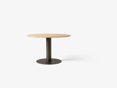 Table à manger ronde In Between SK12 de Sami Kallio - &Tradition-Pied central bronze-Bois massif chêne huilé-The Woods Gallery