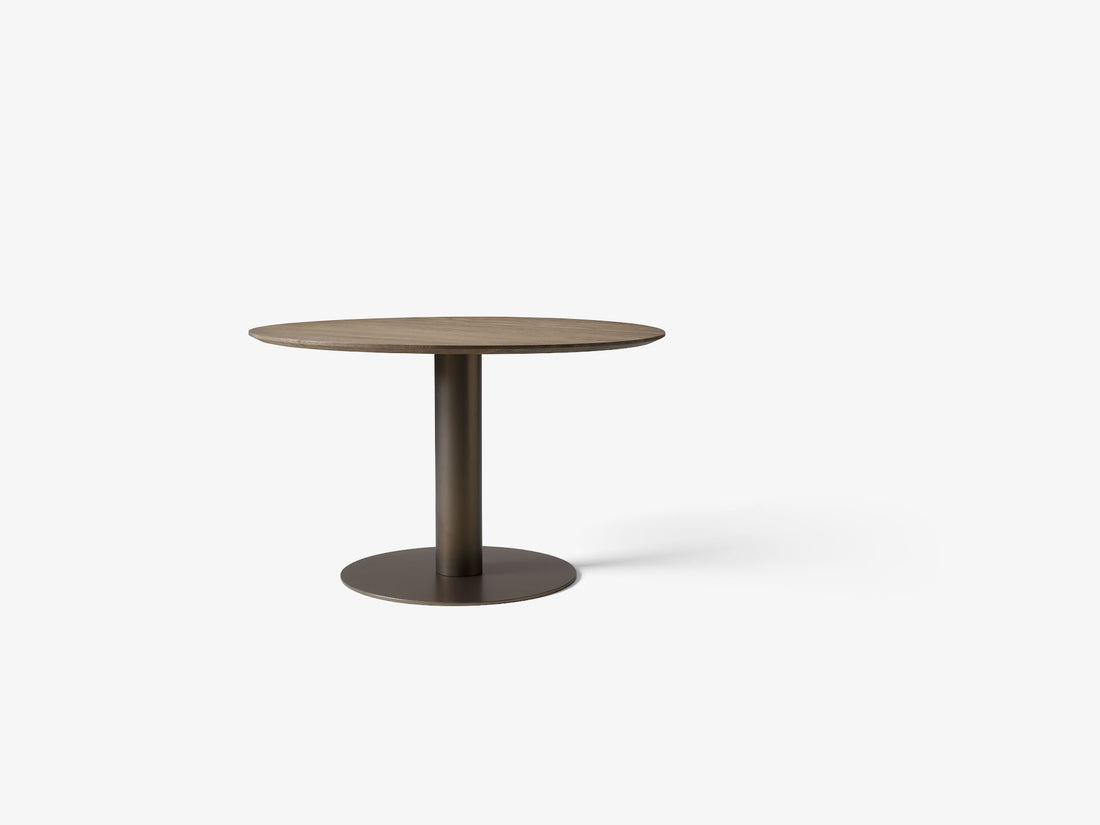 Table à manger ronde In Between SK12 de Sami Kallio - &amp;Tradition-Pied central bronze-Bois massif chêne huilé fumé-The Woods Gallery