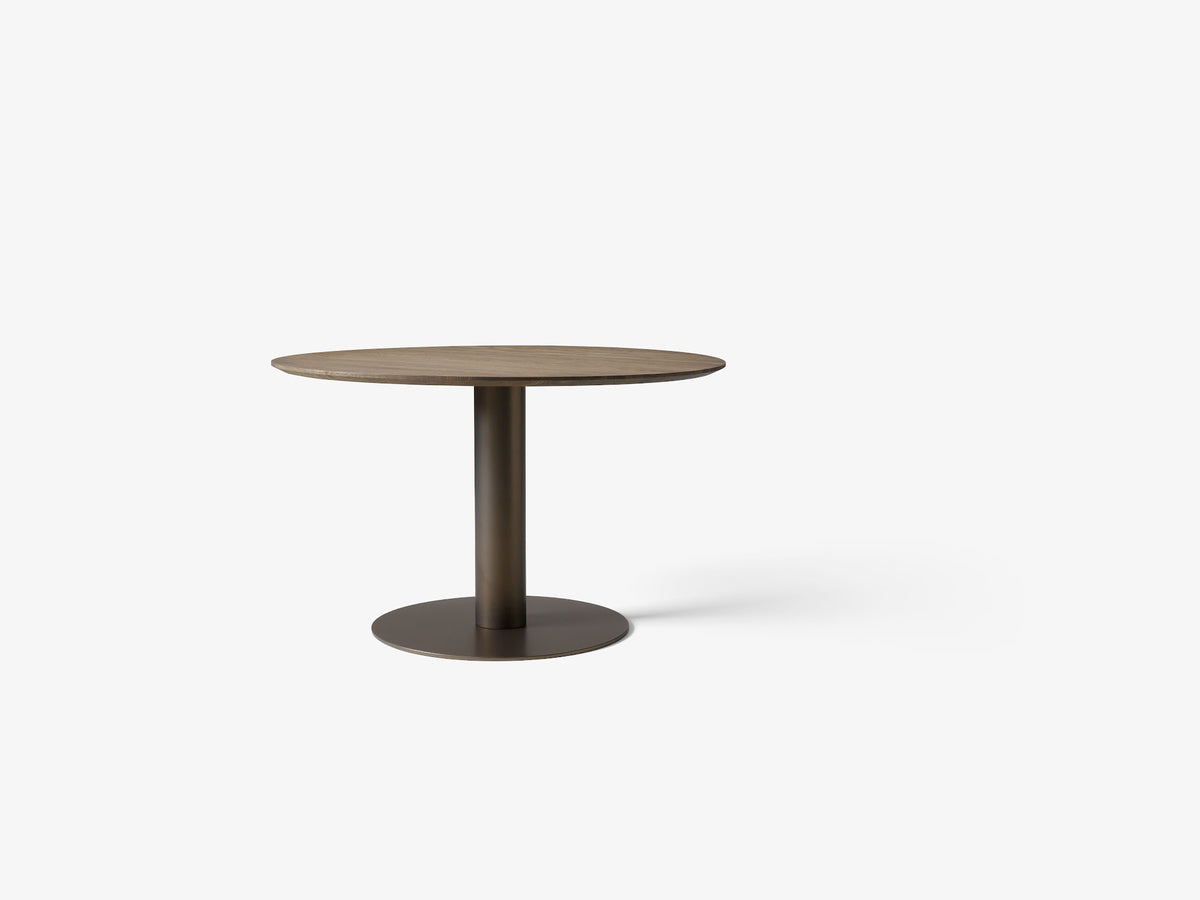 Table à manger ronde In Between SK12 de Sami Kallio - &amp;Tradition-Pied central bronze-Bois massif chêne huilé fumé-The Woods Gallery
