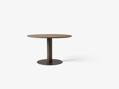 Table à manger ronde In Between SK12 de Sami Kallio - &amp;Tradition-Pied central bronze-Bois massif chêne huilé fumé-The Woods Gallery