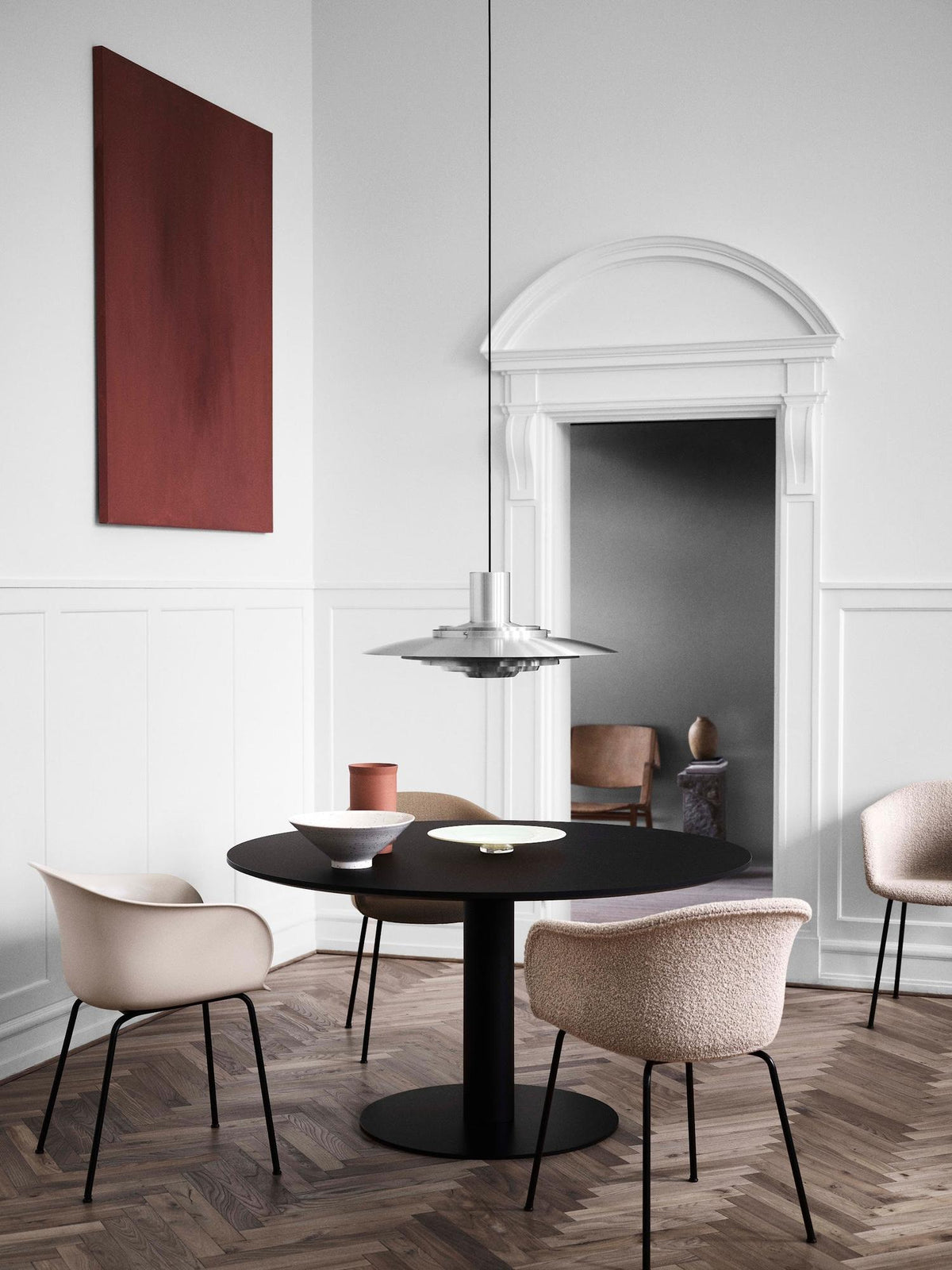 Table à manger ronde In Between SK12 de Sami Kallio - &amp;Tradition-Pied central noir mat-Linoléum Forbo-The Woods Gallery