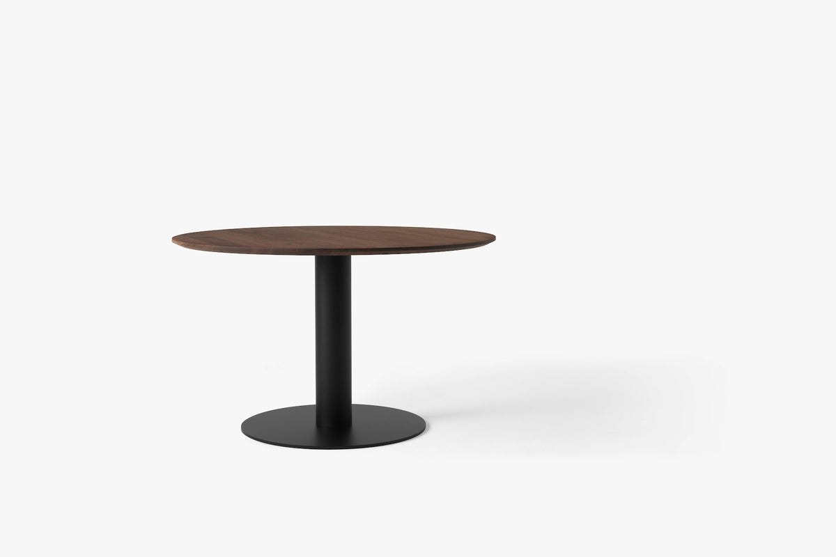 Table à manger ronde In Between SK12 de Sami Kallio - &amp;Tradition-Pied central noir mat-Linoléum Forbo-The Woods Gallery