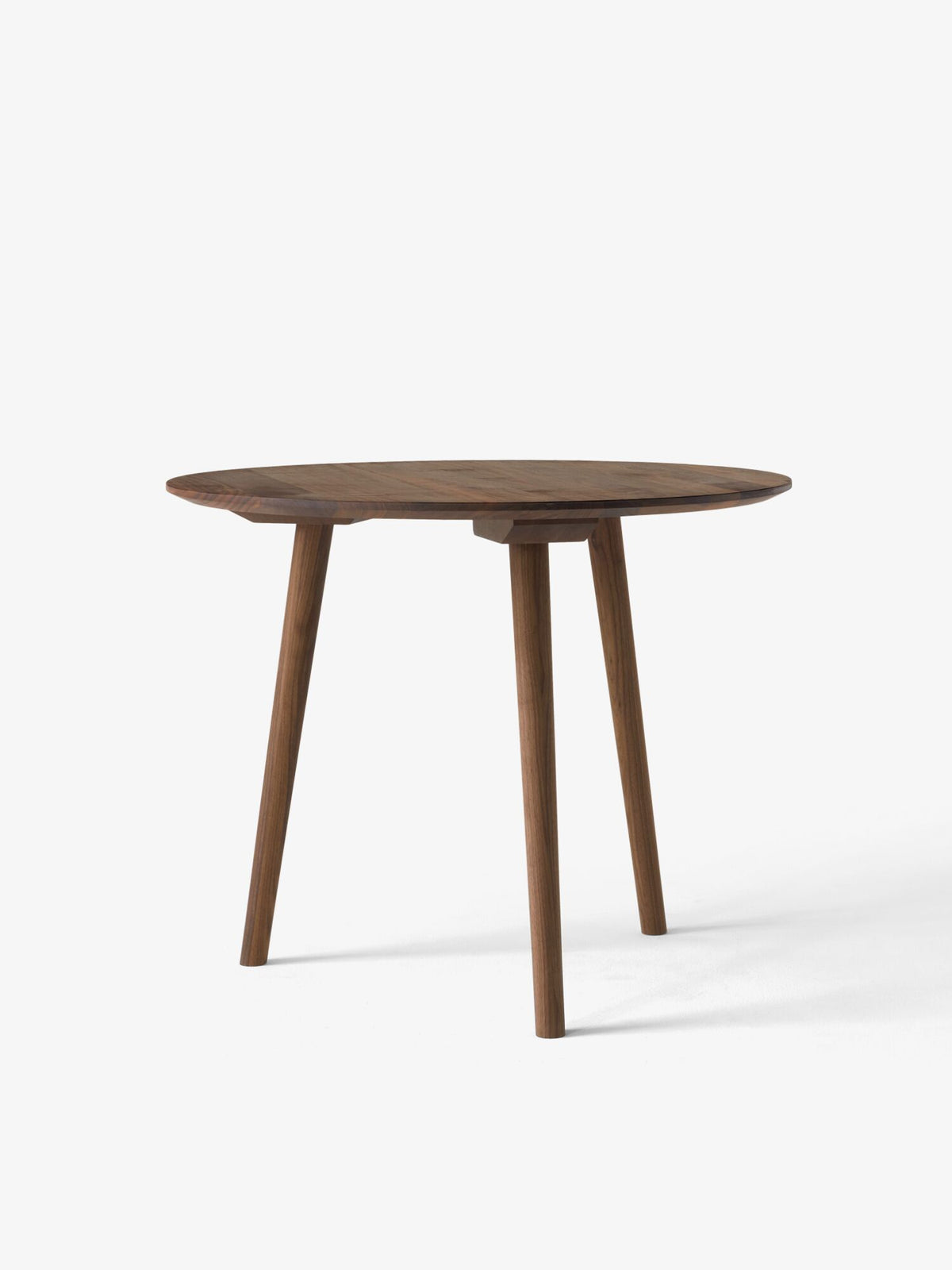 Table à manger ronde In Between SK3 de Sami Kallio - &amp;Tradition-Piètement chêne laqué-Linoléum Forbo-The Woods Gallery