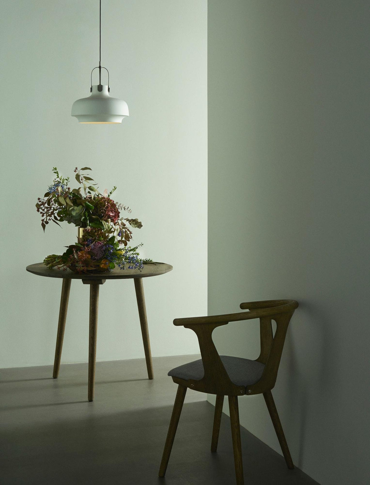 Table à manger ronde In Between SK3 de Sami Kallio - &amp;Tradition-Piètement chêne laqué-Linoléum Forbo-The Woods Gallery
