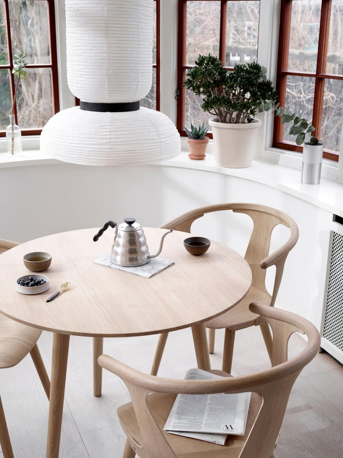 Table à manger ronde In Between SK3 de Sami Kallio - &amp;Tradition-Piètement chêne laqué-Linoléum Forbo-The Woods Gallery