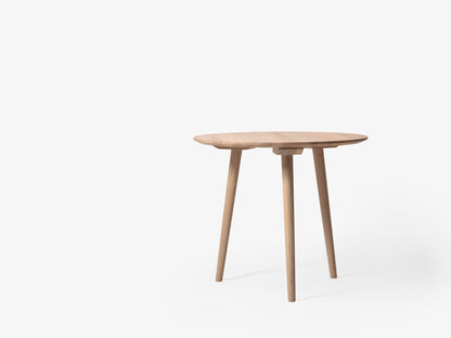 Table à manger ronde In Between SK3 de Sami Kallio - &amp;Tradition-Piètement chêne laqué-Linoléum Forbo-The Woods Gallery