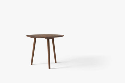 Table à manger ronde In Between SK3 de Sami Kallio - &amp;Tradition-Piètement chêne laqué-Linoléum Forbo-The Woods Gallery