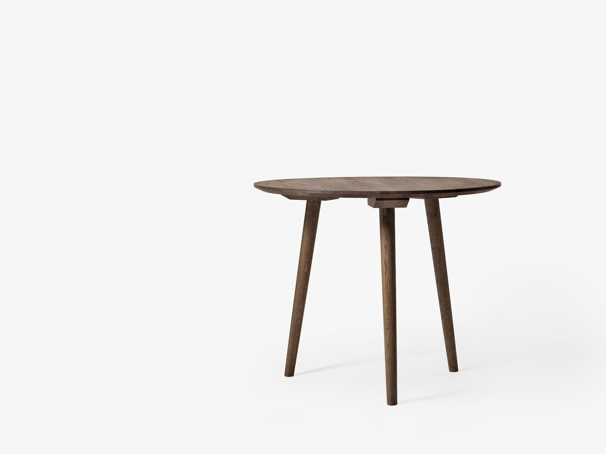 Table à manger ronde In Between SK3 de Sami Kallio - &amp;Tradition-Piètement chêne laqué fumé-Placage de chêne-The Woods Gallery