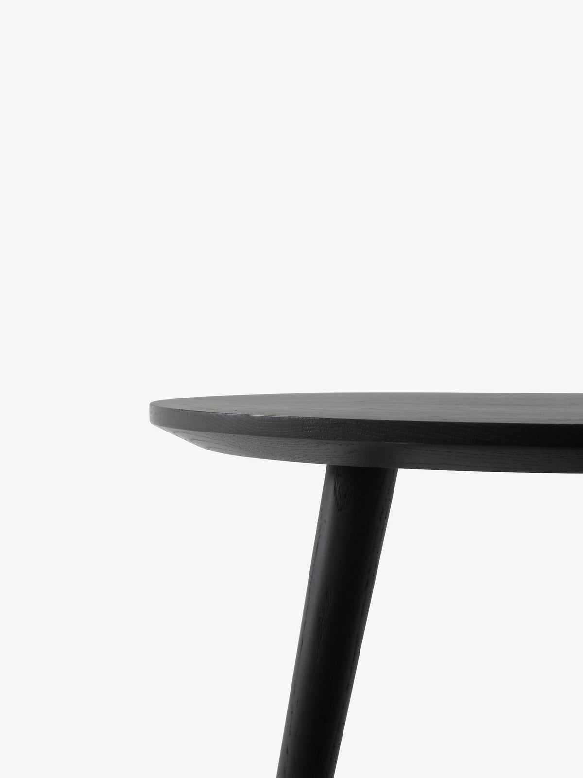 Table à manger ronde In Between SK3 de Sami Kallio - &amp;Tradition-Piètement chêne laqué noir-Placage de chêne-The Woods Gallery