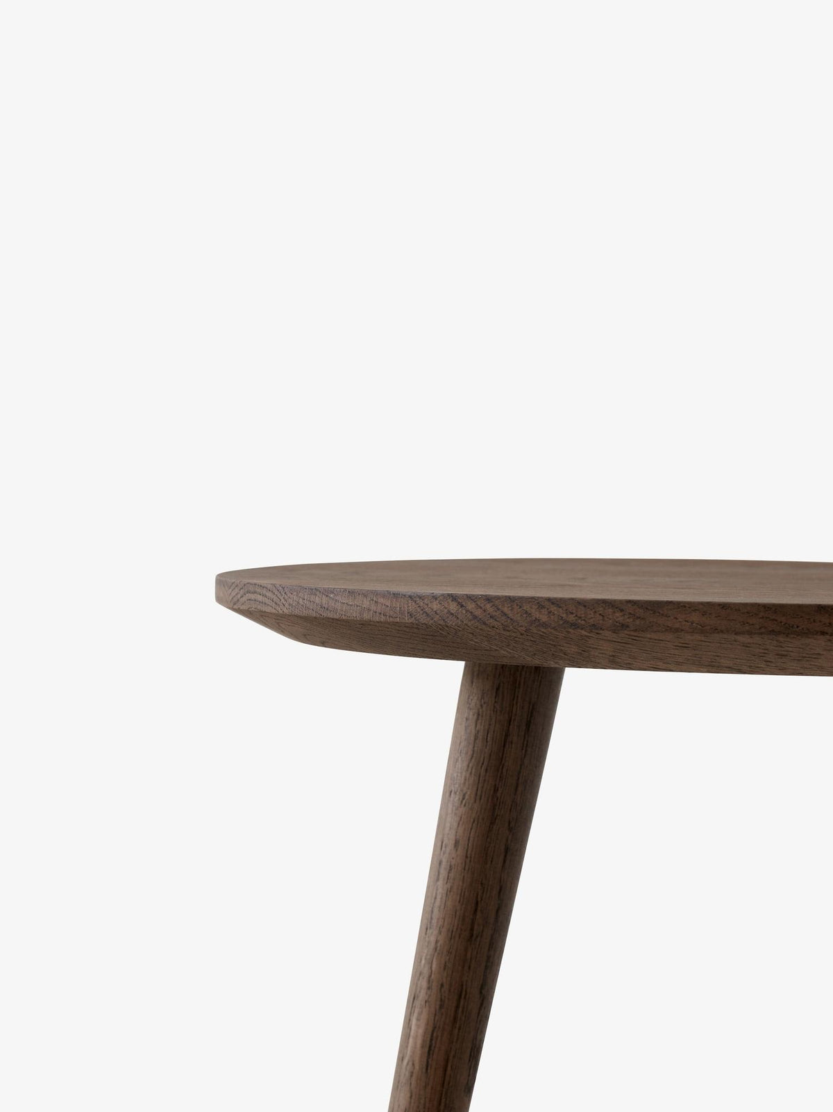 Table à manger ronde In Between SK3 de Sami Kallio - &amp;Tradition-Tout en bois massif-Bois massif noyer huilé-The Woods Gallery