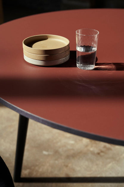 Table à manger ronde In Between SK4 de Sami Kallio - &amp;Tradition-Piètement chêne laqué-Linoléum Forbo-The Woods Gallery