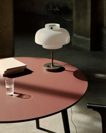 Table à manger ronde In Between SK4 de Sami Kallio - &amp;Tradition-Piètement chêne laqué-Linoléum Forbo-The Woods Gallery