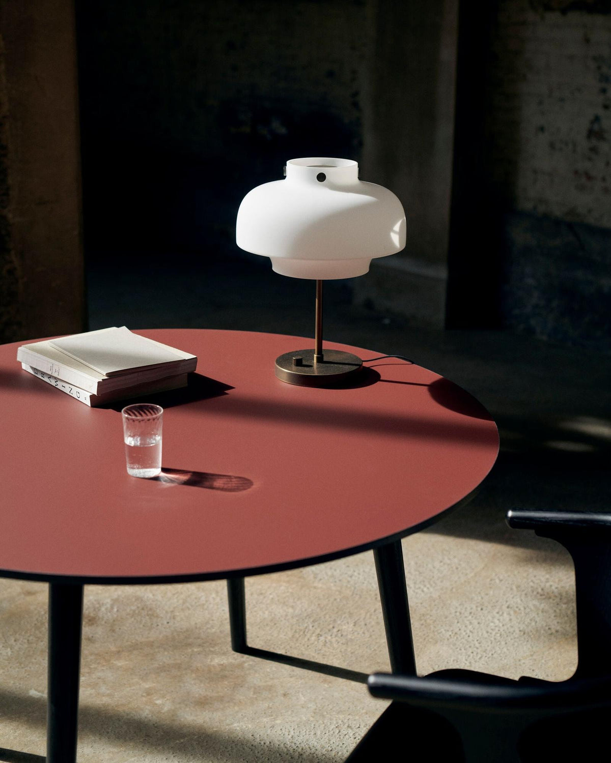 Table à manger ronde In Between SK4 de Sami Kallio - &amp;Tradition-Piètement chêne laqué-Linoléum Forbo-The Woods Gallery