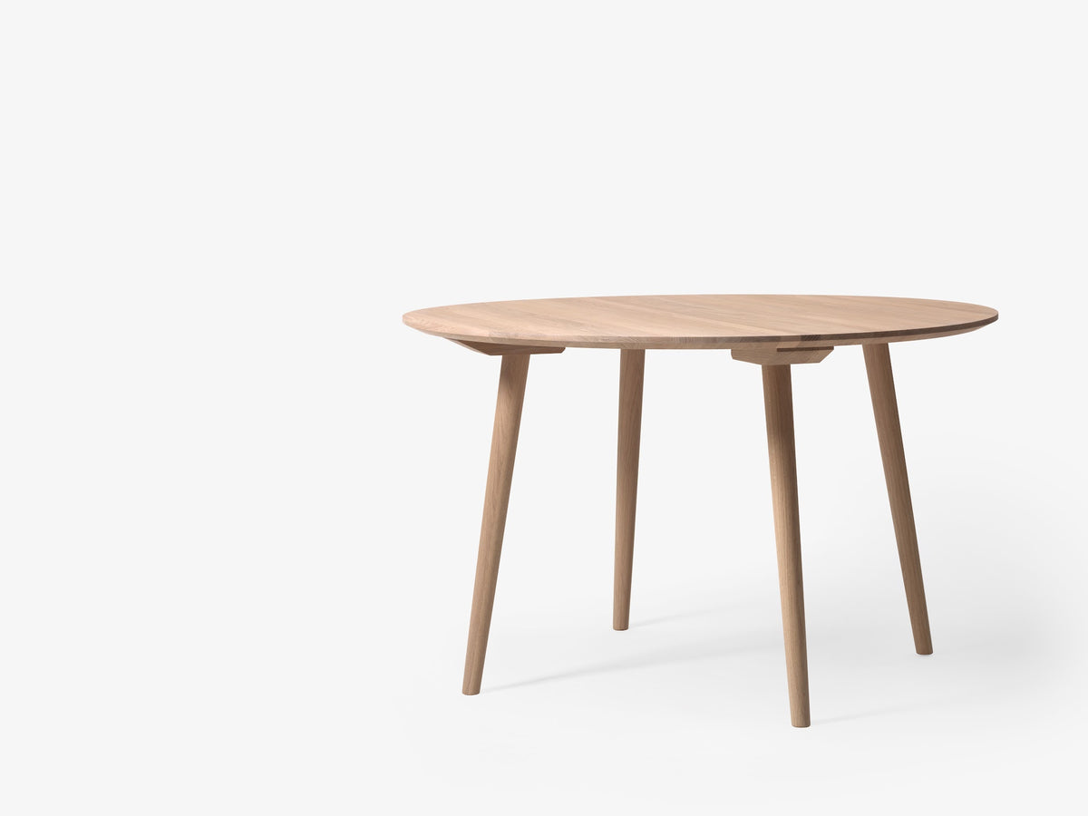 Table à manger ronde In Between SK4 de Sami Kallio - &amp;Tradition-Piètement chêne laqué-Linoléum Forbo-The Woods Gallery