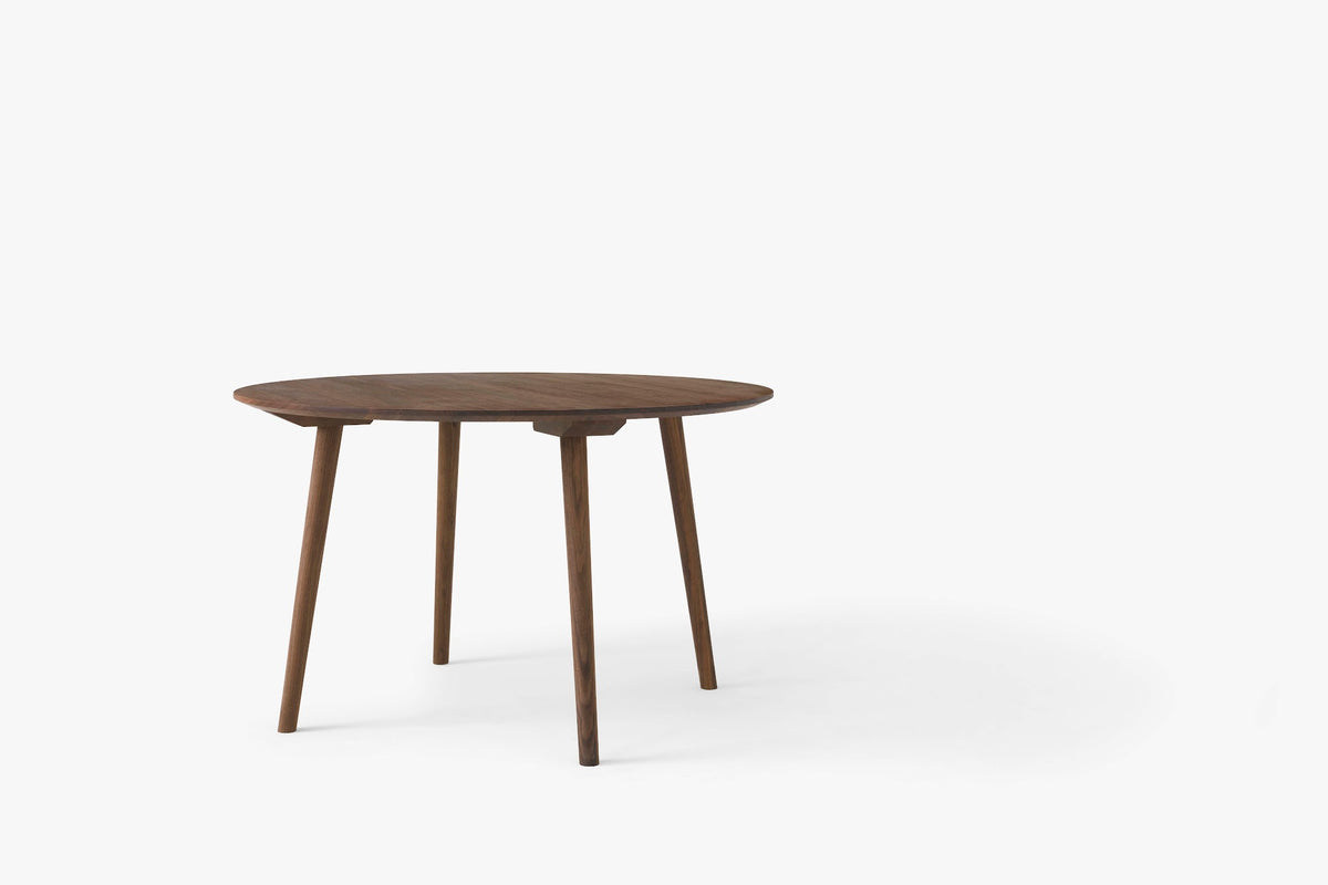 Table à manger ronde In Between SK4 de Sami Kallio - &amp;Tradition-Piètement chêne laqué-Linoléum Forbo-The Woods Gallery