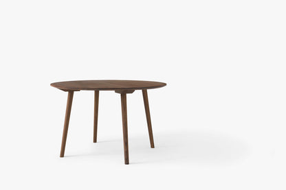 Table à manger ronde In Between SK4 de Sami Kallio - &amp;Tradition-Piètement chêne laqué-Linoléum Forbo-The Woods Gallery