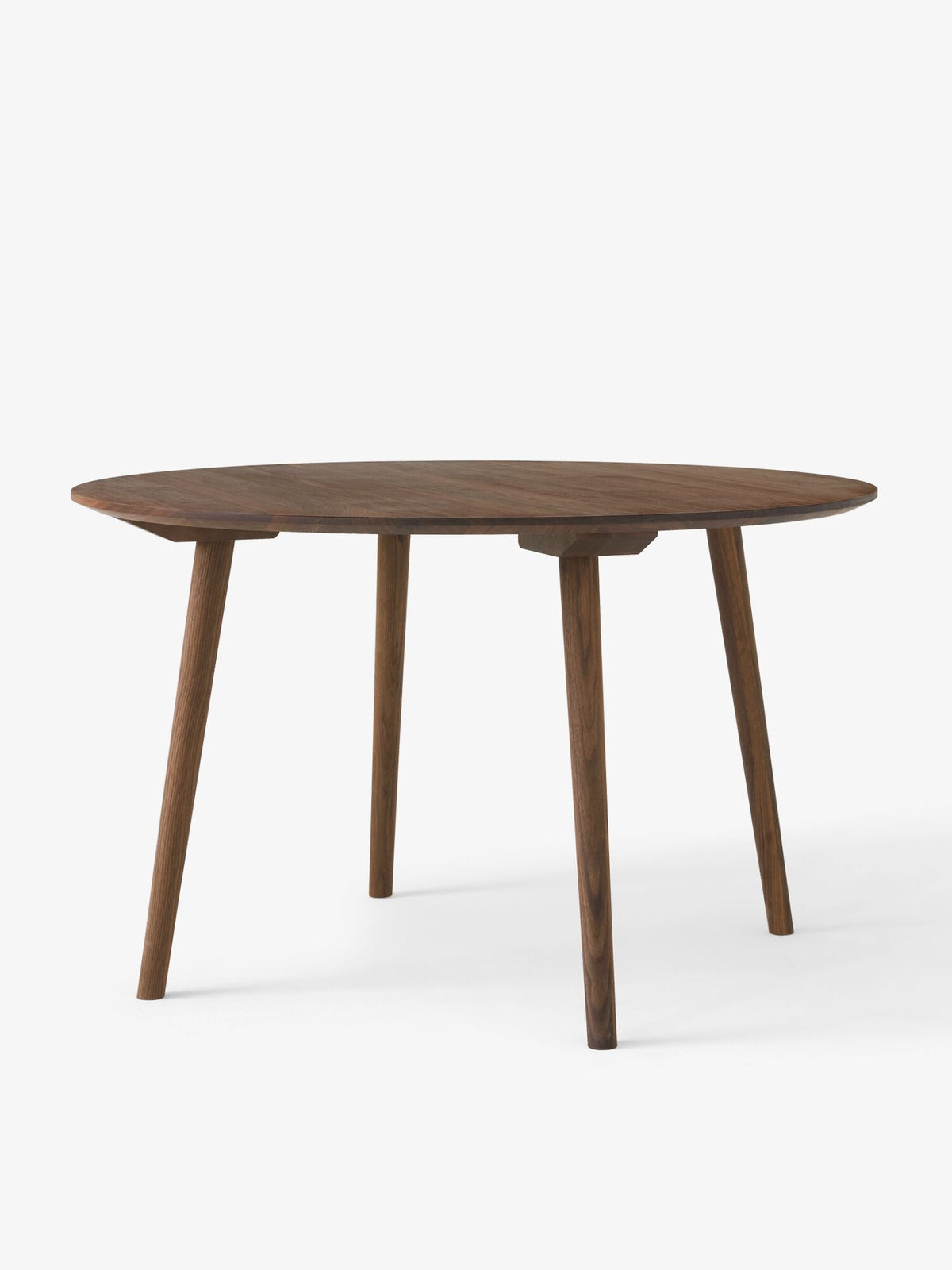 Table à manger ronde In Between SK4 de Sami Kallio - &amp;Tradition-Piètement chêne laqué-Linoléum Forbo-The Woods Gallery