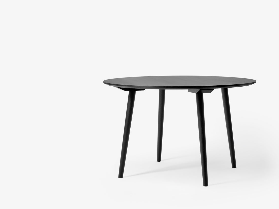 Table à manger ronde In Between SK4 de Sami Kallio - &amp;Tradition-Piètement chêne laqué-Placage de chêne-The Woods Gallery