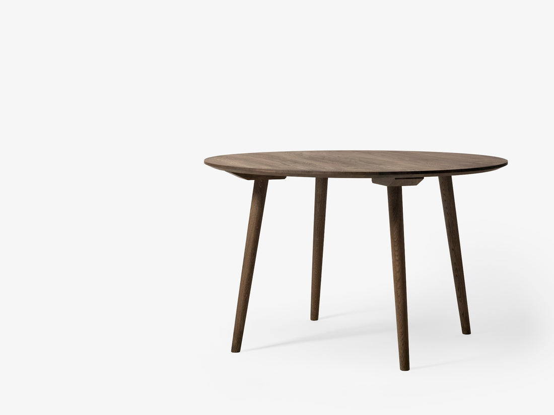 Table à manger ronde In Between SK4 de Sami Kallio - &amp;Tradition-Piètement chêne laqué fumé-Placage de chêne-The Woods Gallery