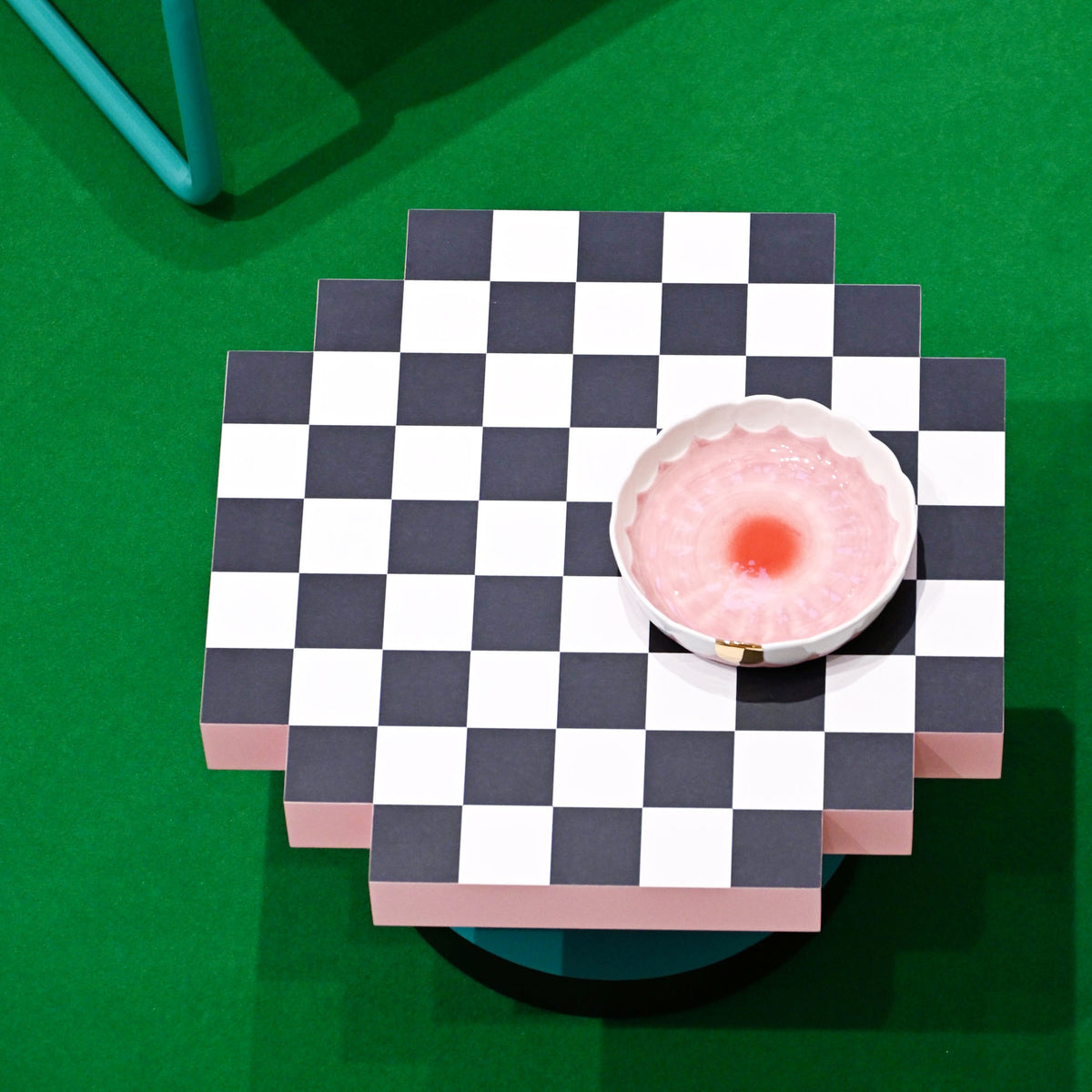 Table basse Super Coffee Table Chessboard de Hello Again - Seletti-vue de dessus, en situation sur un tapis vert-The Woods Gallery