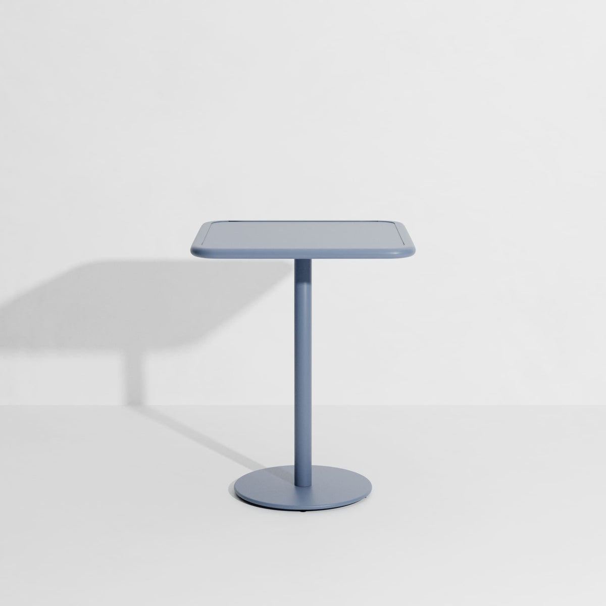 Table bistrot carrée Week-End 60 × 60 de Studio Brichet-Ziegler - Petite Friture-Bleu Pigeon-The Woods Gallery