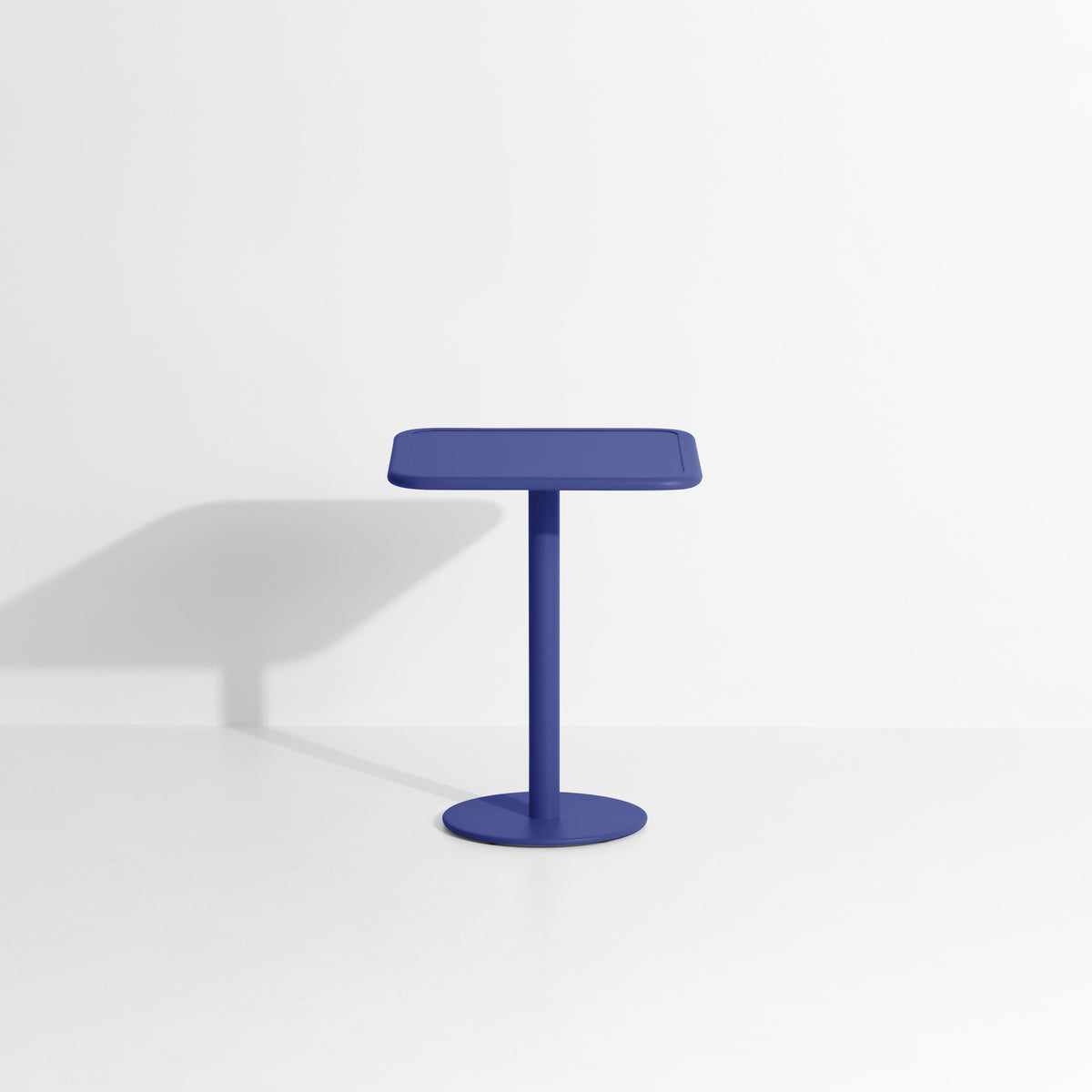Table bistrot carrée Week-End 60 × 60 de Studio Brichet-Ziegler - Petite Friture-Bleu-The Woods Gallery