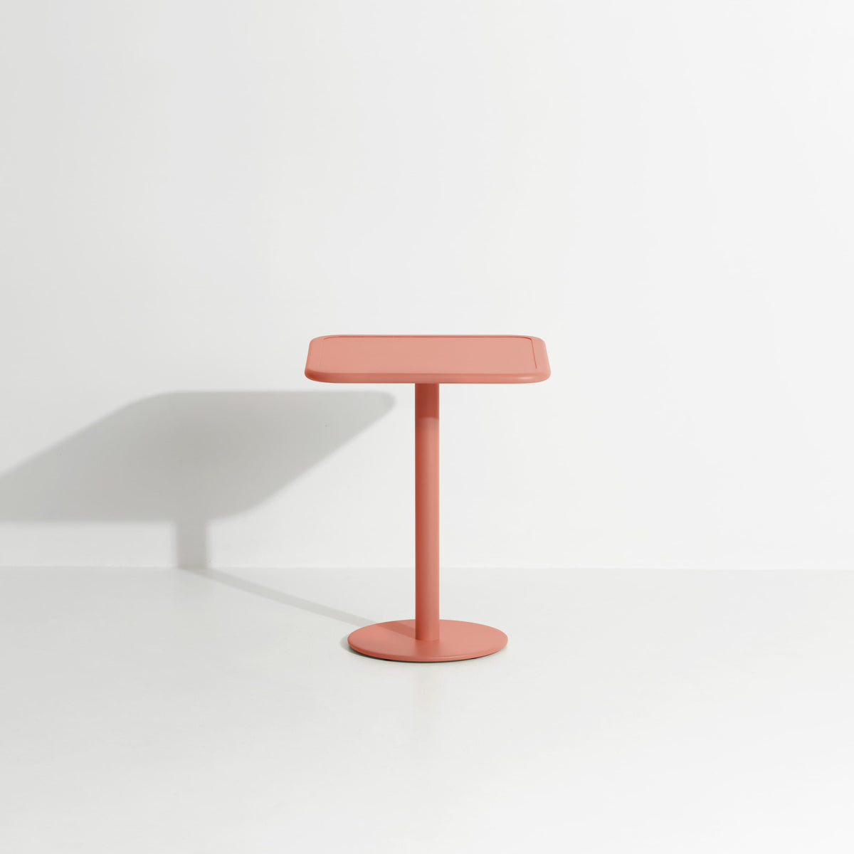 Table bistrot carrée Week-End 60 × 60 de Studio Brichet-Ziegler - Petite Friture-Corail-The Woods Gallery