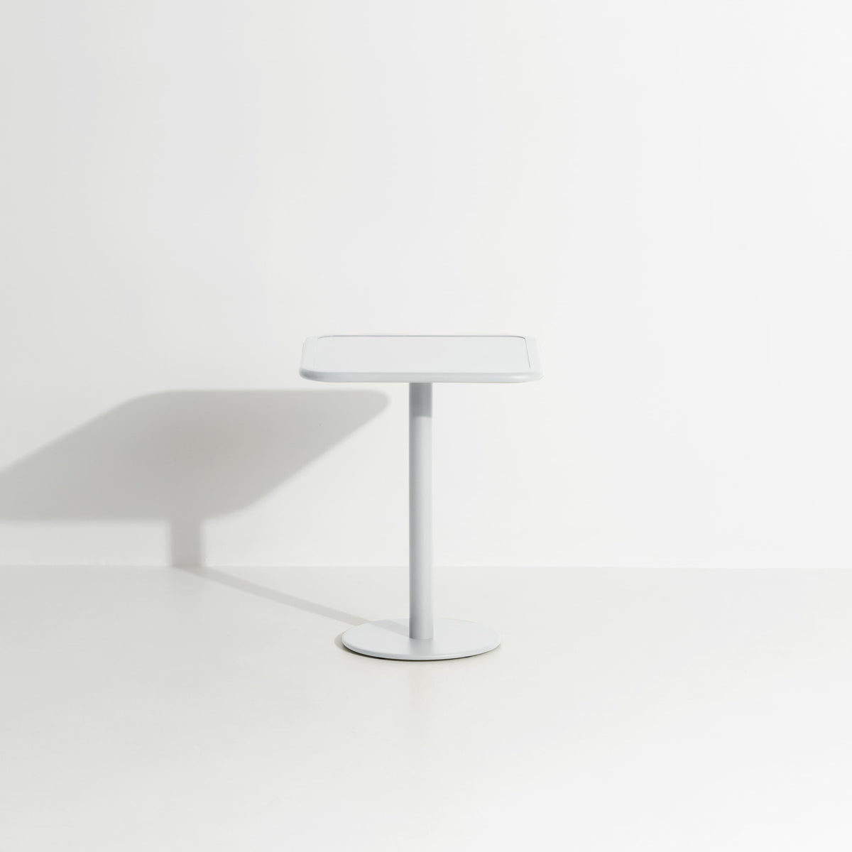 Table bistrot carrée Week-End 60 × 60 de Studio Brichet-Ziegler - Petite Friture-Gris perle-The Woods Gallery