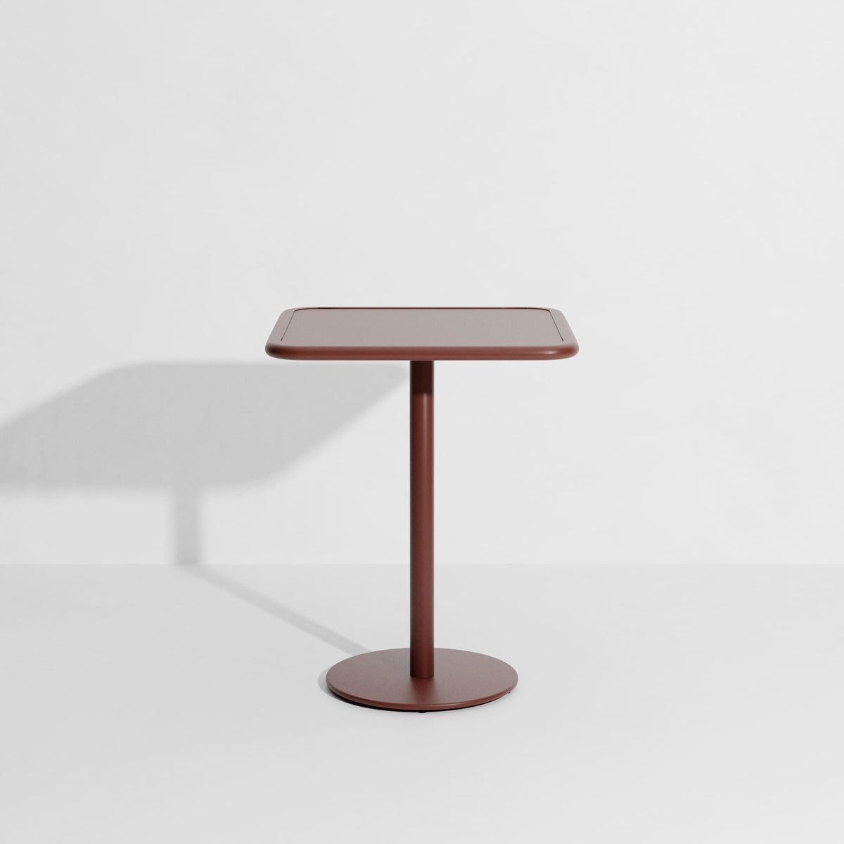 Table bistrot carrée Week-End 60 × 60 de Studio Brichet-Ziegler - Petite Friture-Rouge-Brun-The Woods Gallery