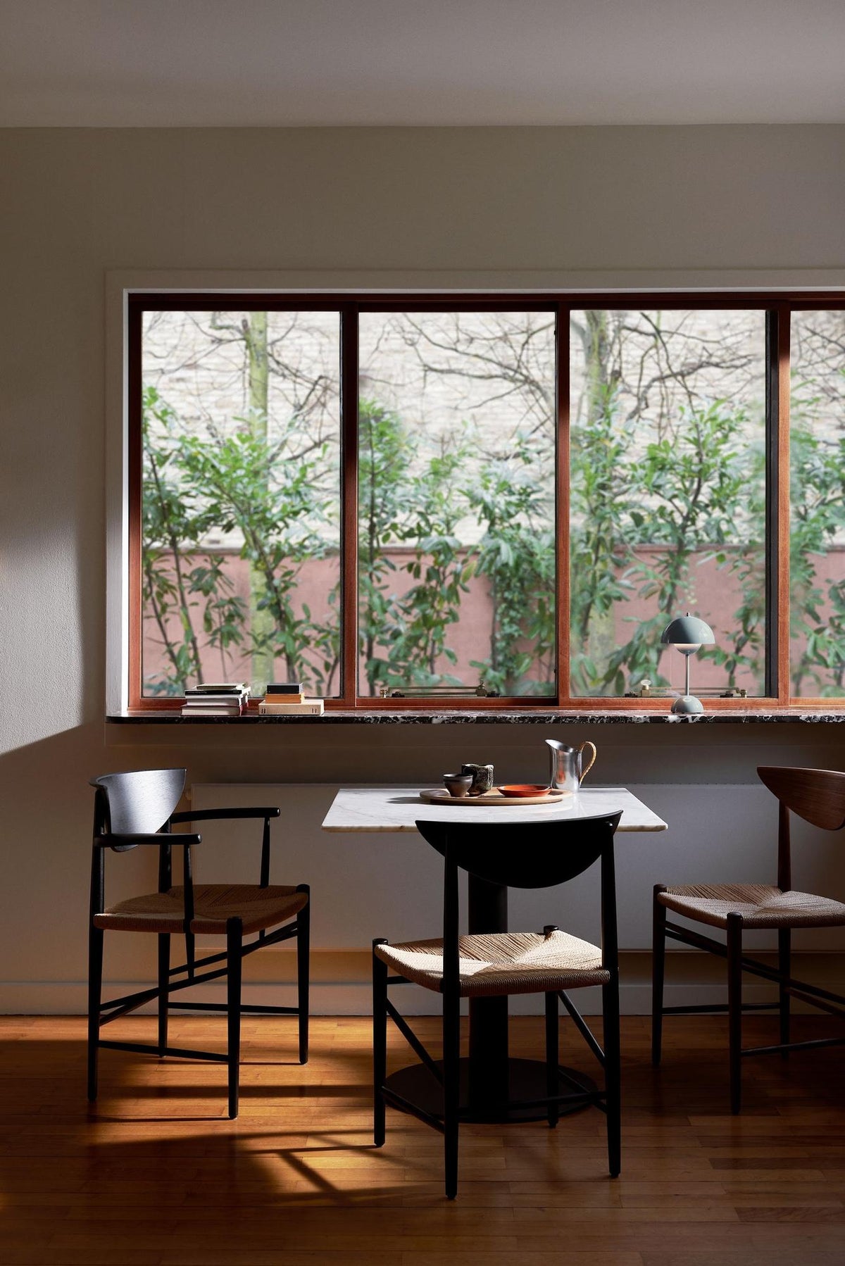 Table café In Between SK16 de Sami Kallio - &amp;Tradition-Pied central noir mat-Linoléum Forbo-The Woods Gallery