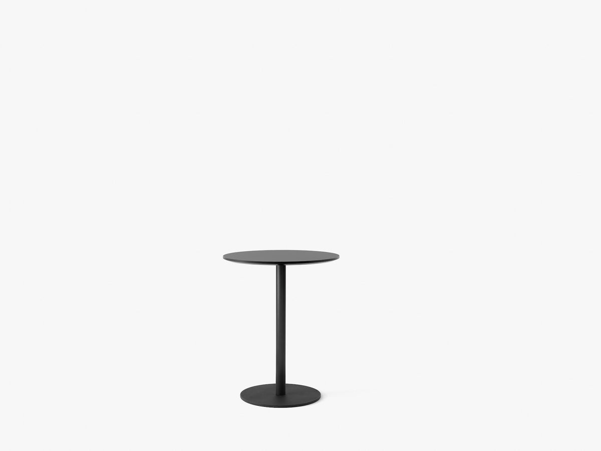 Table café ronde In Between SK17 de Sami Kallio - &amp;Tradition-Pied central noir mat-Stratifié Fenix Nano-The Woods Gallery