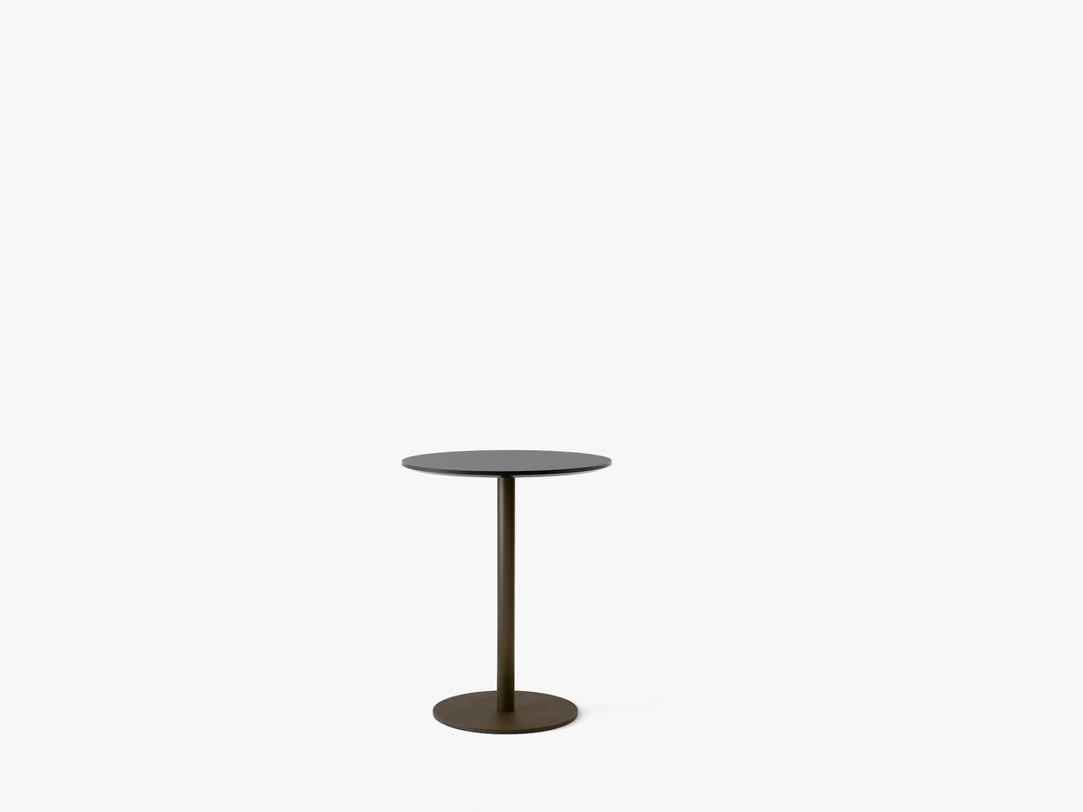 Table café ronde In Between SK17 de Sami Kallio - &amp;Tradition-Pied central noir mat-Stratifié Fenix Nano-The Woods Gallery