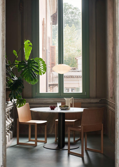 Table café ronde In Between SK17 de Sami Kallio - &amp;Tradition-Pied central noir mat-Stratifié Fenix Nano-The Woods Gallery
