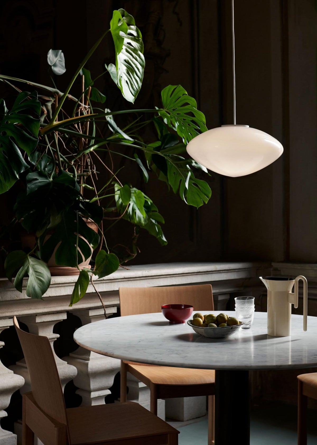 Table café ronde In Between SK17 de Sami Kallio - &amp;Tradition-Pied central noir mat-Stratifié Fenix Nano-The Woods Gallery