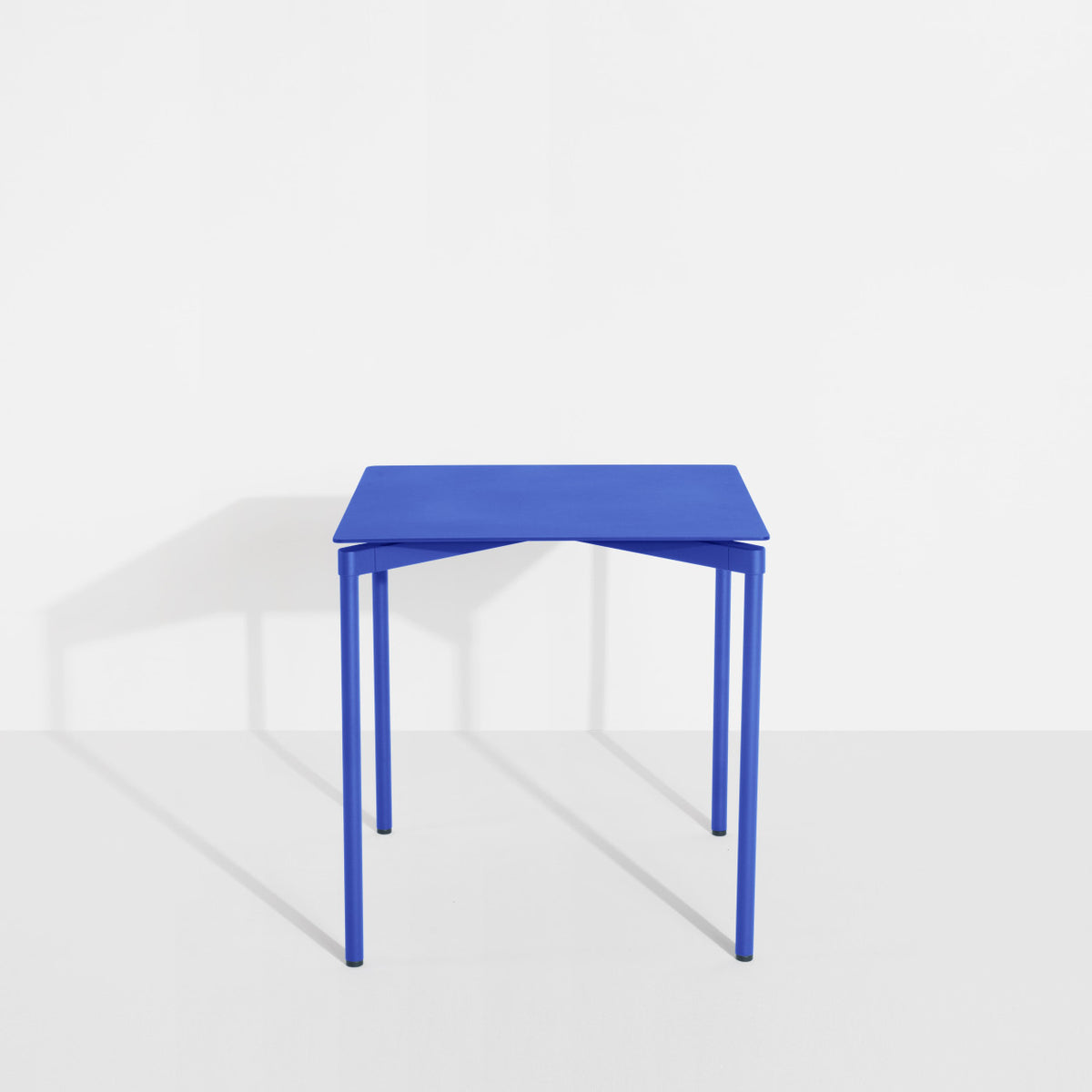 Table carrée Fromme de Tom Chung - Petite Friture-Bleu-The Woods Gallery