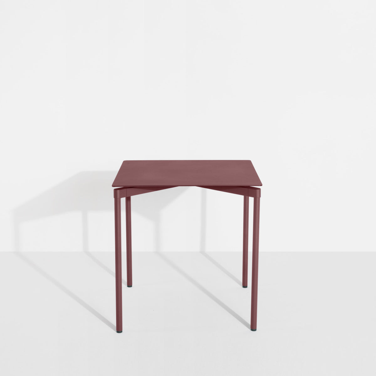 Table carrée Fromme de Tom Chung - Petite Friture-Rouge-Brun-The Woods Gallery