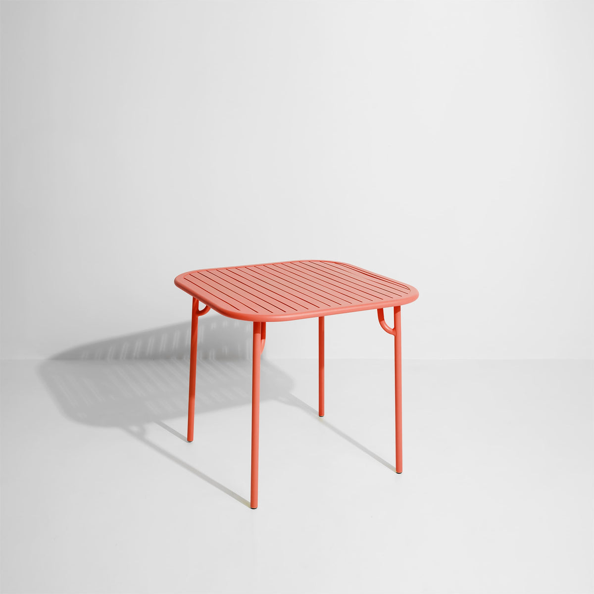 Table carrée Week-End de Studio Brichet-Ziegler - Petite Friture-Corail-À lattes-The Woods Gallery