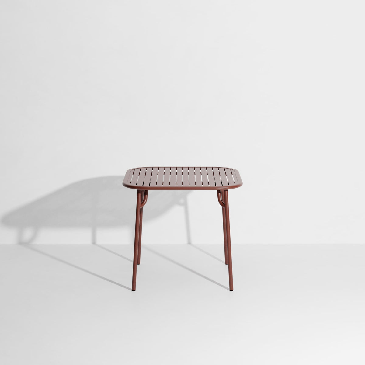 Table carrée Week-End de Studio Brichet-Ziegler - Petite Friture-Rouge-Brun-À lattes-The Woods Gallery