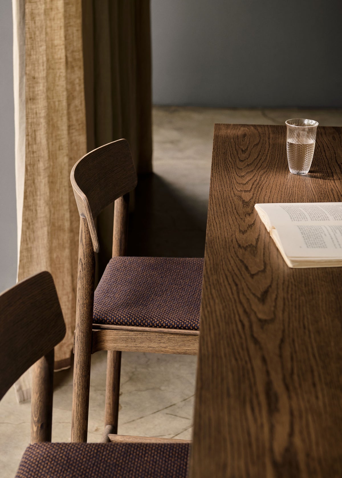 Table comptoir In Between SK26 de Sami Kallio - &amp;Tradition-Piètement chêne laqué-Placage de chêne-The Woods Gallery