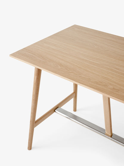 Table comptoir In Between SK26 de Sami Kallio - &amp;Tradition-Piètement chêne laqué-Placage de chêne-The Woods Gallery